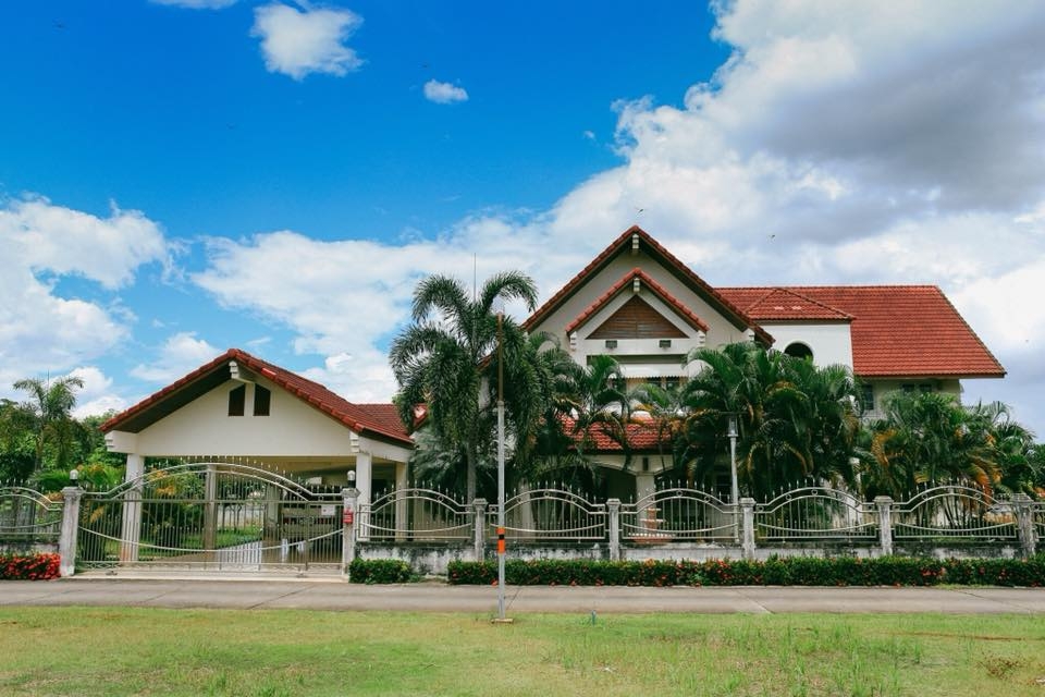 ขายกิจการ โรงแรม,ห้องพักรายวัน/เดือน,รีสอร์ท ,ห้องแถว,บ้าน 2 ชั้นขนาดใหญ่  บนที่ดิน 13 ไร่ 318 ตารางวา  อยู่ติดถนนพหลโยธิน อ.เมือง จ.เชียงราย 