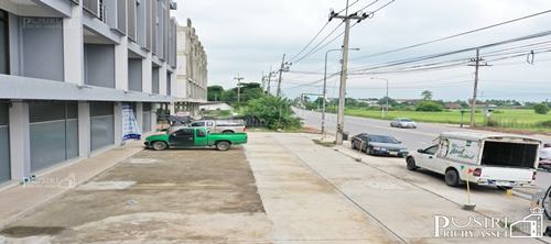 ขายอาคารพาณิชย์ 8 ห้อง สร้างใหม่สไตล์โมเดิร์น 3.5 ชั้น+ดาดฟ้า พื้นที่ใช้สอย 260 ตร.ม. พร้อมเข้าอยู่ได้ทันที ทำลดี ติดถนนสายใยรัก ใกล้ตลาดกระทุ่มแบน เพียง 1.5 กม.-KK4100S