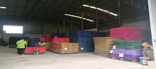 โรงงานตั้งอยู่บนเนื้อที่ขนาด 5 ไร่ หันหน้าทางทิศตะวันออก ประตูด้านหน้ากว้าง 7 เมตร สูง 2.5 เมตร สะดวก ต่อการขนส่งสินค้าเข้าออก ตัวโรงงานแบ่งออกเป็น 3 หลัง