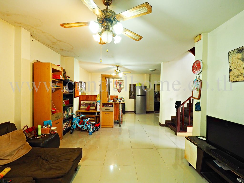 บ้านแฝด หมู่บ้าน บุรีรมย์  วงแหวน - ปิ่นเกล้า หน้าบ้านไม่ชนใคร