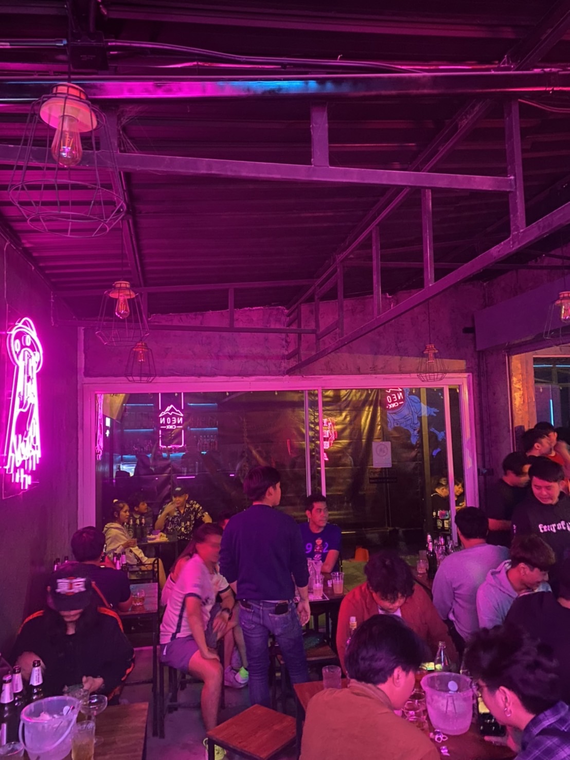 เซ้ง ร้านกึ่งร้านเหล้า + ผับ พร้อมอุปกรณ์ อำเภอเมือง เชียงใหม่