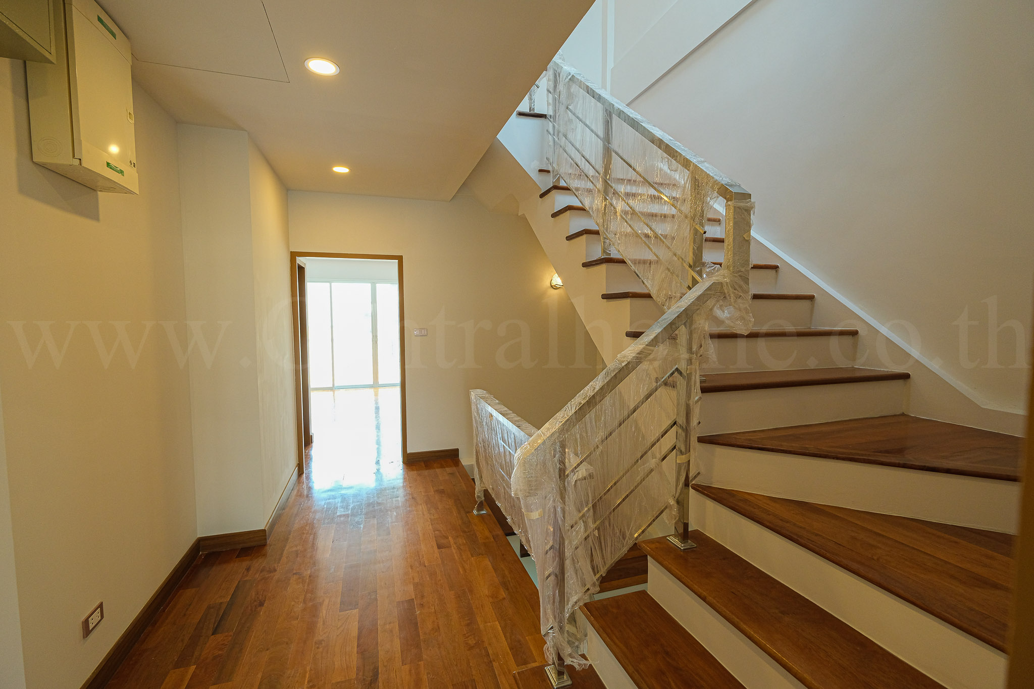 อาคารพาณิชย์ 3.5 ชั้น สร้างใหม่ ซอยพหลโยธิน 24 แยก 2-1-2