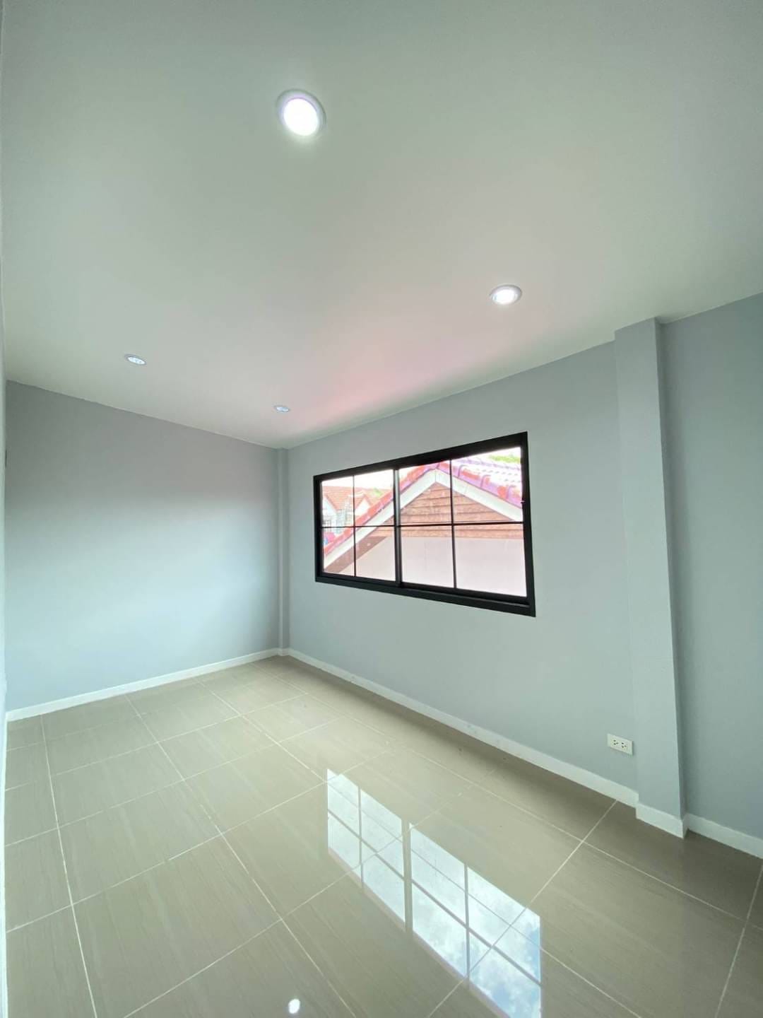 หลังนี้ลดราคา หมู่บ้านอุบลชาติ ถนนเมน  ถ.รัตนาธิเบศร์ ตำบลไทรม้า อำเภอเมืองนนทบุรี จังหวัดนนทบุรี 