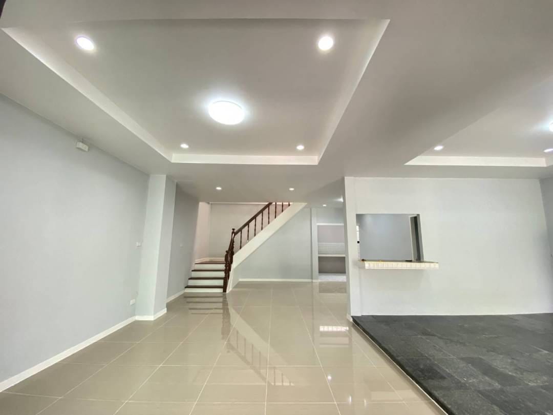 หลังนี้ลดราคา หมู่บ้านอุบลชาติ ถนนเมน  ถ.รัตนาธิเบศร์ ตำบลไทรม้า อำเภอเมืองนนทบุรี จังหวัดนนทบุรี 