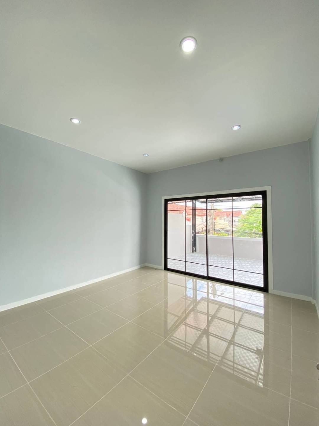 หลังนี้ลดราคา หมู่บ้านอุบลชาติ ถนนเมน  ถ.รัตนาธิเบศร์ ตำบลไทรม้า อำเภอเมืองนนทบุรี จังหวัดนนทบุรี 