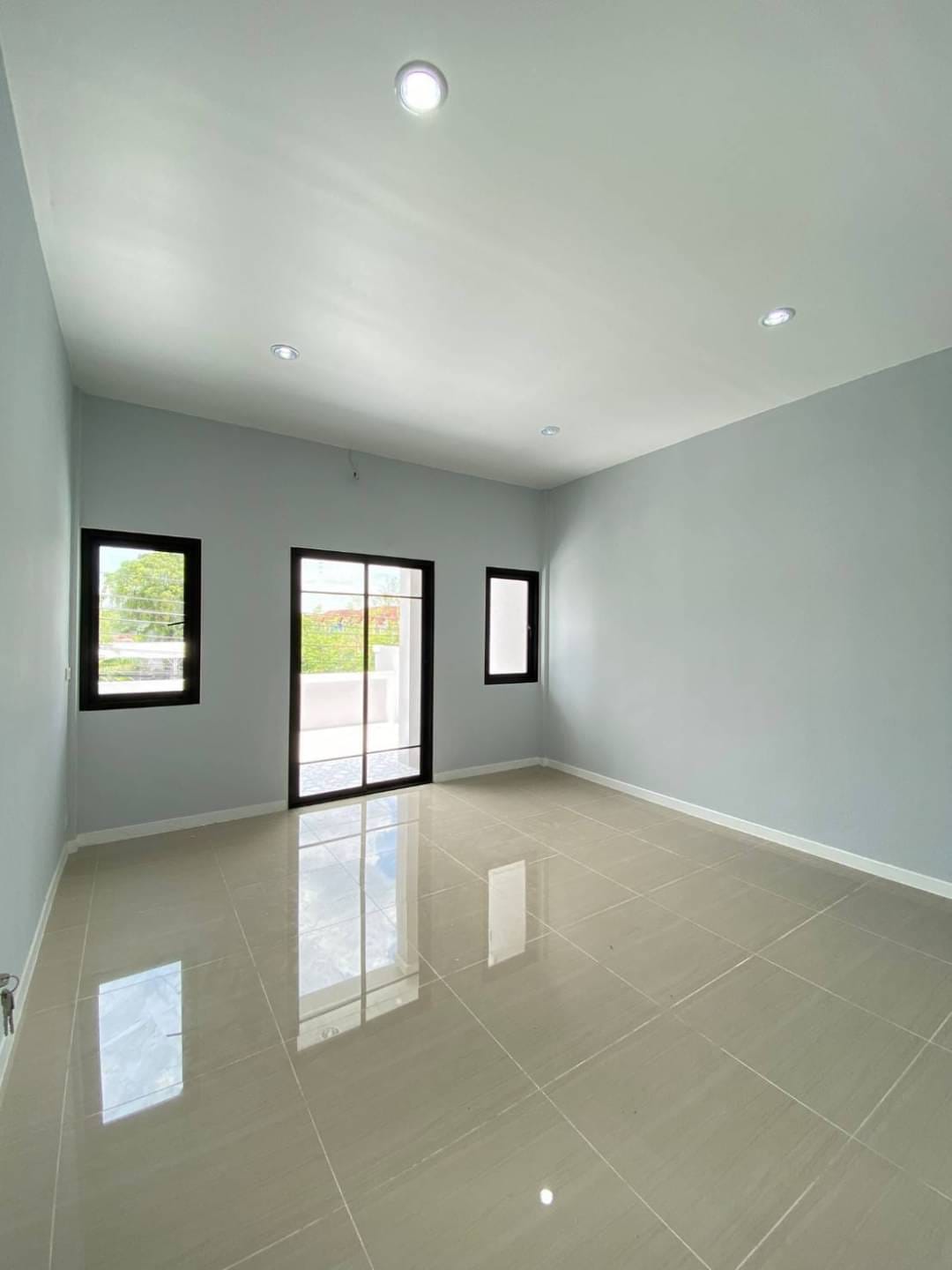 หลังนี้ลดราคา หมู่บ้านอุบลชาติ ถนนเมน  ถ.รัตนาธิเบศร์ ตำบลไทรม้า อำเภอเมืองนนทบุรี จังหวัดนนทบุรี 