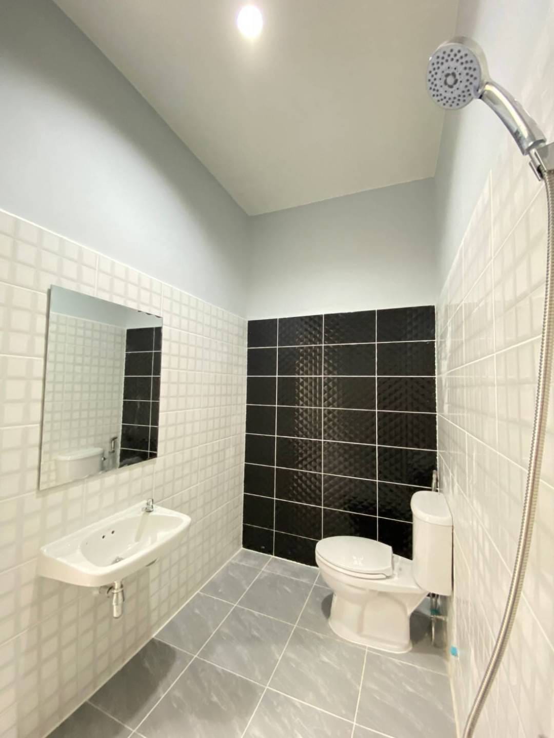 หลังนี้ลดราคา หมู่บ้านอุบลชาติ ถนนเมน  ถ.รัตนาธิเบศร์ ตำบลไทรม้า อำเภอเมืองนนทบุรี จังหวัดนนทบุรี 