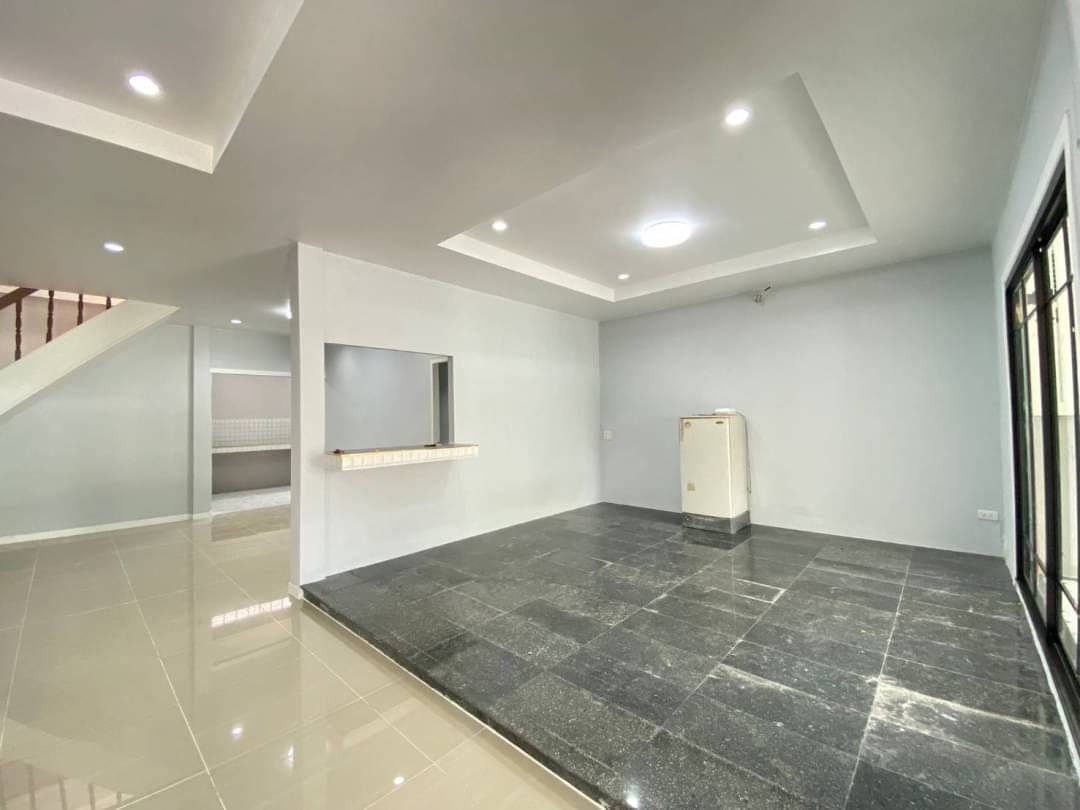 หลังนี้ลดราคา หมู่บ้านอุบลชาติ ถนนเมน  ถ.รัตนาธิเบศร์ ตำบลไทรม้า อำเภอเมืองนนทบุรี จังหวัดนนทบุรี 