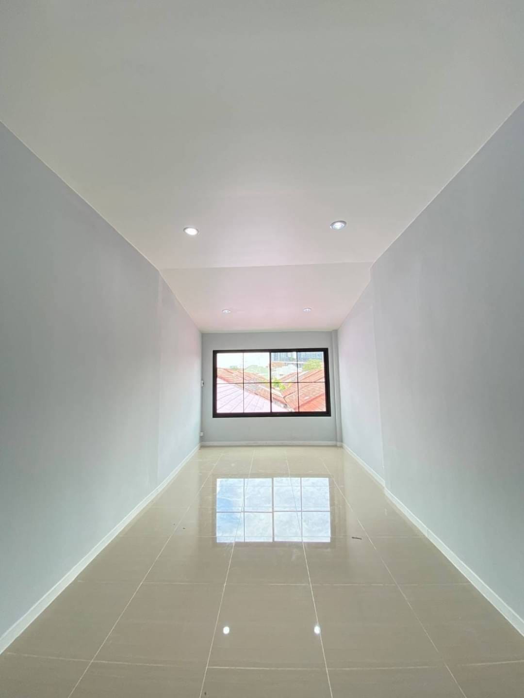 หลังนี้ลดราคา หมู่บ้านอุบลชาติ ถนนเมน  ถ.รัตนาธิเบศร์ ตำบลไทรม้า อำเภอเมืองนนทบุรี จังหวัดนนทบุรี 