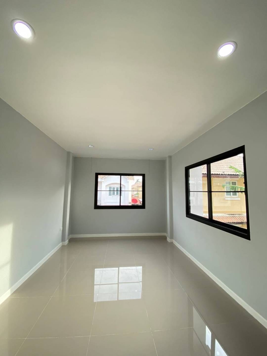 หมู่บ้านบัวทองธานี หลังมุม ตรงข้ามสมบัติบุรี - เนื้อที่ 28.3 ตร.ว.  - 3 ห้องนอน 2 ห้องนอน