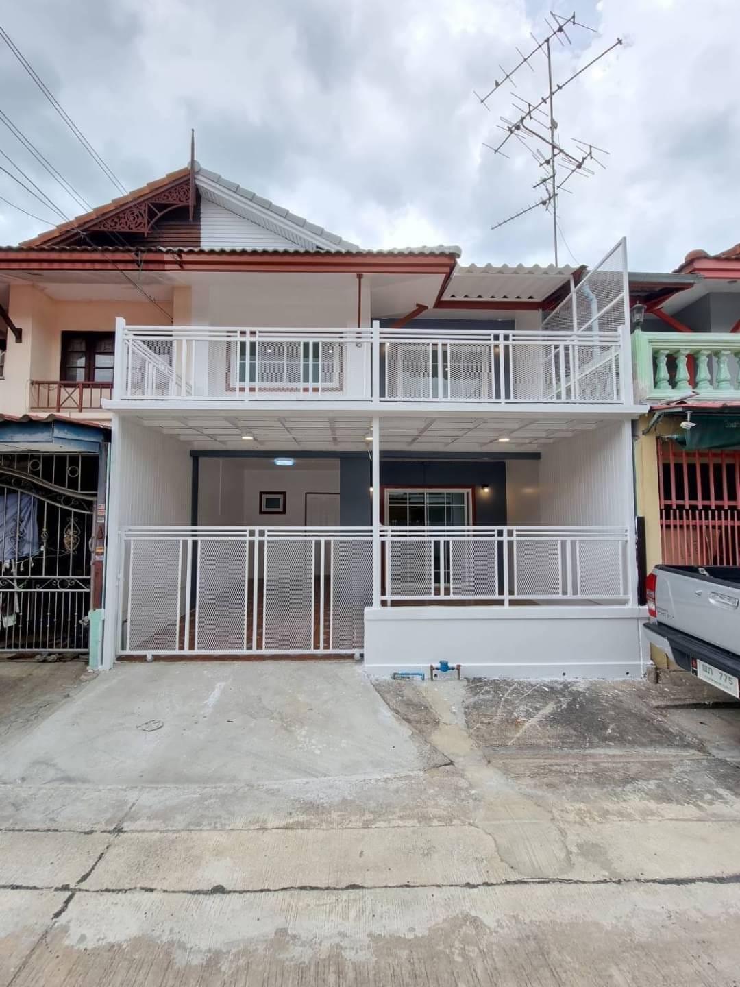 หมู่บ้านพฤกษา3เนื้อที่ 18ตรว. 3นอน 2น้ำ มีเทอเรส ตกแต่งใหม่ทั้งหลัง