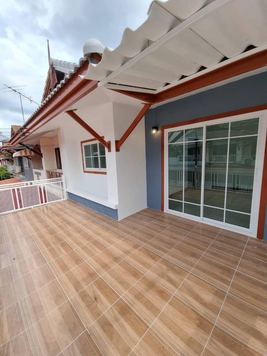 หมู่บ้านพฤกษา3เนื้อที่ 18ตรว. 3นอน 2น้ำ มีเทอเรส ตกแต่งใหม่ทั้งหลัง