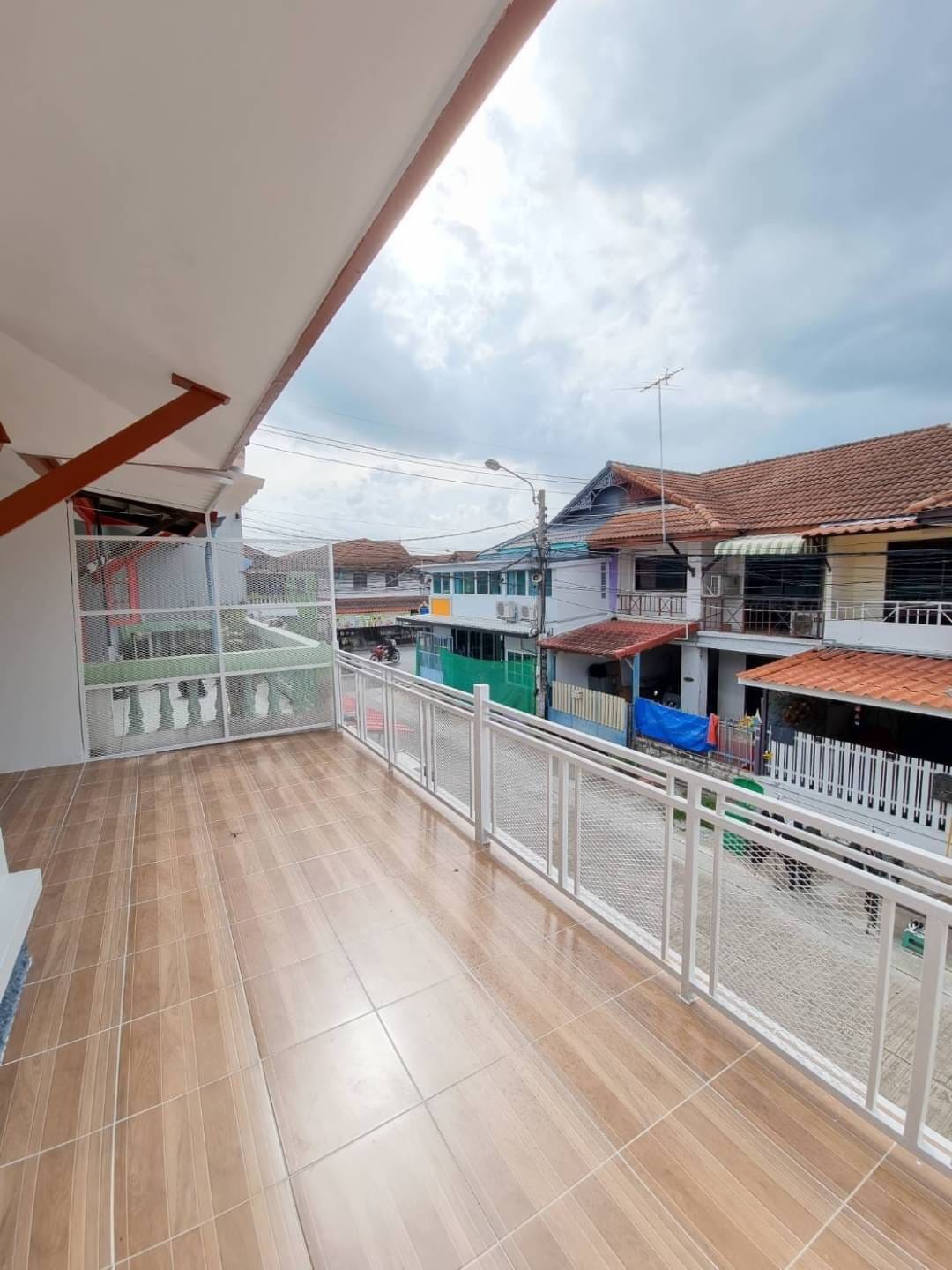 หมู่บ้านพฤกษา3เนื้อที่ 18ตรว. 3นอน 2น้ำ มีเทอเรส ตกแต่งใหม่ทั้งหลัง