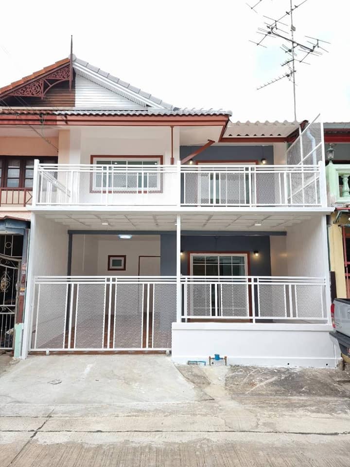 หมู่บ้านพฤกษา3เนื้อที่ 18ตรว. 3นอน 2น้ำ มีเทอเรส ตกแต่งใหม่ทั้งหลัง