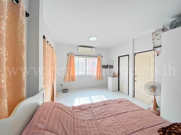 บ้านแฝด หมู่บ้าน กนกกุล ประชาอุทิศ 72