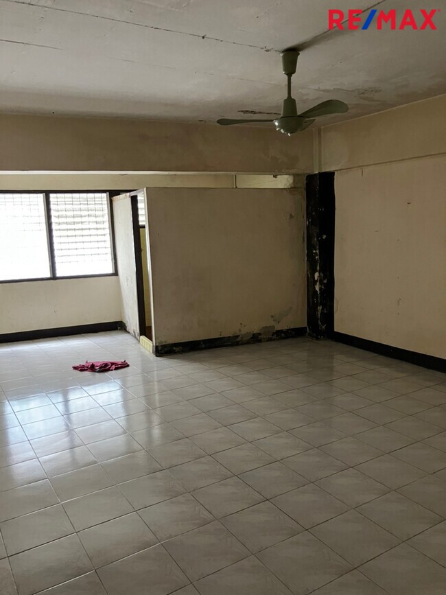 ขายตึก 4 ชั้น ถนนจรัญสนิทวงศ์ (66/3) ใกล้แยกถนนสิรินธร ระยะทาง 200 เมตร ระยะเดินจากปากซอย 25 เมตร มองเห็นได้ชัดเจนจากถนนจรัญสนิทวงศ์