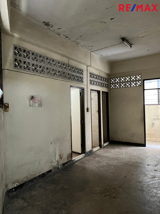 ขายตึก 4 ชั้น ถนนจรัญสนิทวงศ์ (66/3) ใกล้แยกถนนสิรินธร ระยะทาง 200 เมตร ระยะเดินจากปากซอย 25 เมตร มองเห็นได้ชัดเจนจากถนนจรัญสนิทวงศ์