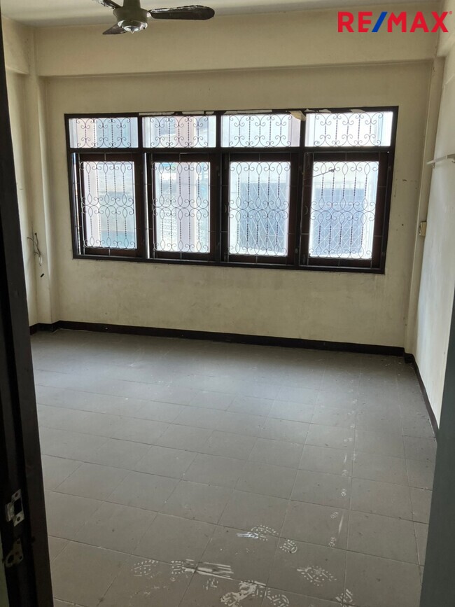 ขายตึก 4 ชั้น ถนนจรัญสนิทวงศ์ (66/3) ใกล้แยกถนนสิรินธร ระยะทาง 200 เมตร ระยะเดินจากปากซอย 25 เมตร มองเห็นได้ชัดเจนจากถนนจรัญสนิทวงศ์