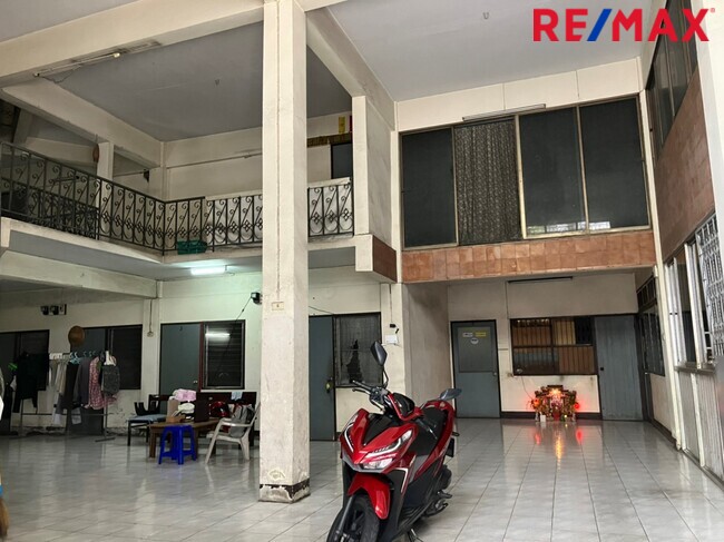 ขายตึก 4 ชั้น ถนนจรัญสนิทวงศ์ (66/3) ใกล้แยกถนนสิรินธร ระยะทาง 200 เมตร ระยะเดินจากปากซอย 25 เมตร มองเห็นได้ชัดเจนจากถนนจรัญสนิทวงศ์