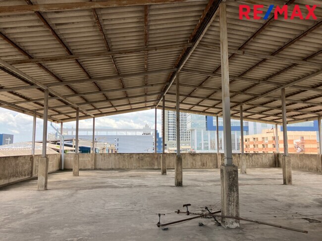 ขายตึก 4 ชั้น ถนนจรัญสนิทวงศ์ (66/3) ใกล้แยกถนนสิรินธร ระยะทาง 200 เมตร ระยะเดินจากปากซอย 25 เมตร มองเห็นได้ชัดเจนจากถนนจรัญสนิทวงศ์