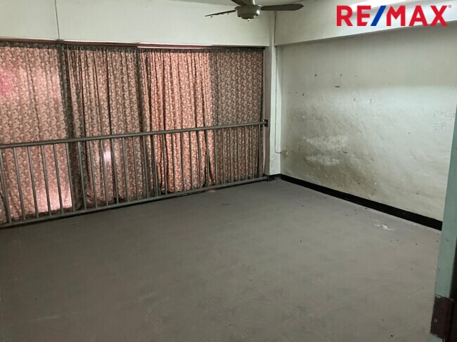 ขายตึก 4 ชั้น ถนนจรัญสนิทวงศ์ (66/3) ใกล้แยกถนนสิรินธร ระยะทาง 200 เมตร ระยะเดินจากปากซอย 25 เมตร มองเห็นได้ชัดเจนจากถนนจรัญสนิทวงศ์