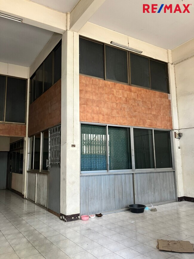 ขายตึก 4 ชั้น ถนนจรัญสนิทวงศ์ (66/3) ใกล้แยกถนนสิรินธร ระยะทาง 200 เมตร ระยะเดินจากปากซอย 25 เมตร มองเห็นได้ชัดเจนจากถนนจรัญสนิทวงศ์