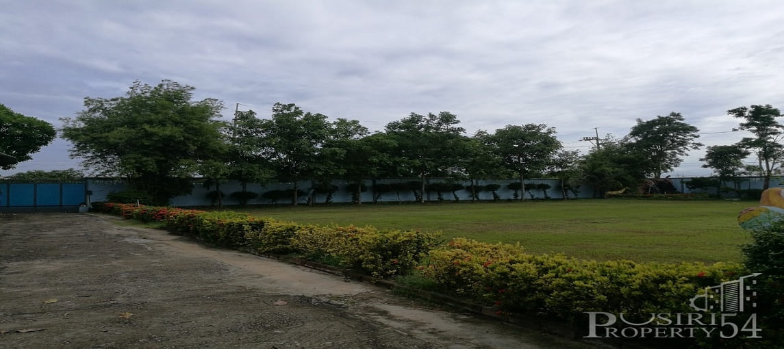  โรงงานเนื้อที่ขนาด 5 ไร่ หันหน้าทางทิศตะวันออก ประตูด้านหน้ากว้าง 7 เมตร สูง 2.5 เมตร สะดวกต่อการขนส่งสินค้าเข้าออก ตัวโรงงานแบ่งออกเป็น 3 หลัง