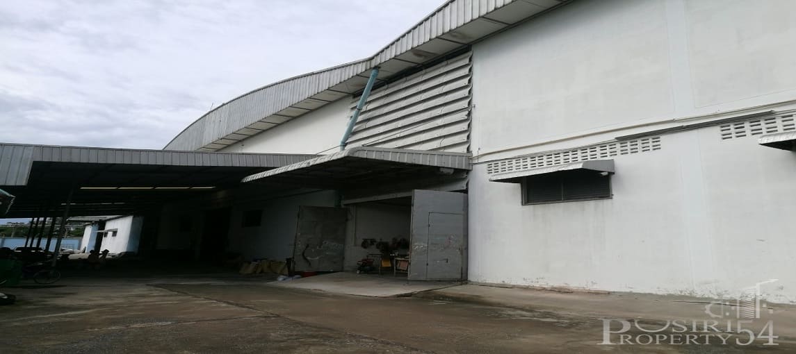  โรงงานเนื้อที่ขนาด 5 ไร่ หันหน้าทางทิศตะวันออก ประตูด้านหน้ากว้าง 7 เมตร สูง 2.5 เมตร สะดวกต่อการขนส่งสินค้าเข้าออก ตัวโรงงานแบ่งออกเป็น 3 หลัง