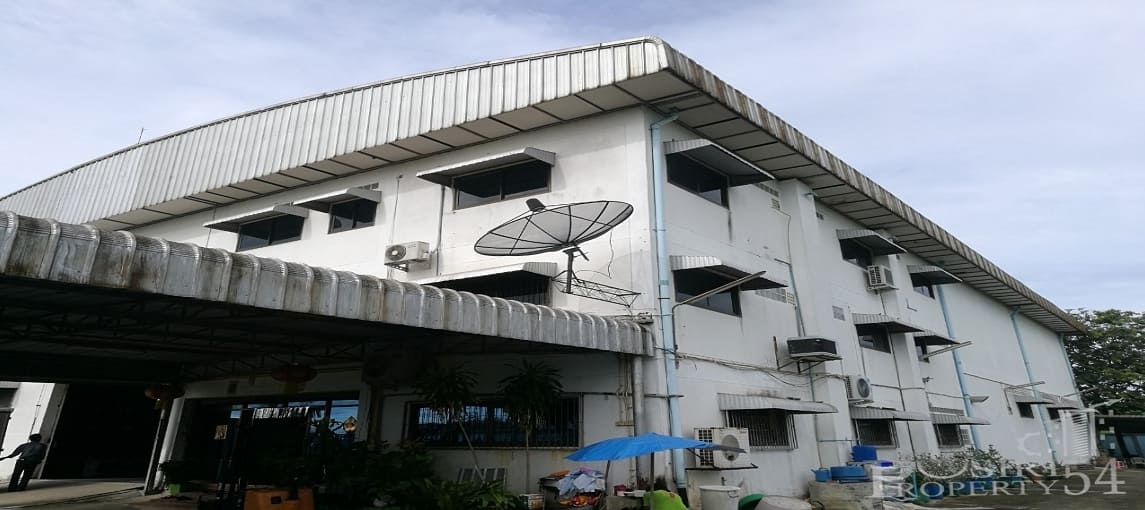  โรงงานเนื้อที่ขนาด 5 ไร่ หันหน้าทางทิศตะวันออก ประตูด้านหน้ากว้าง 7 เมตร สูง 2.5 เมตร สะดวกต่อการขนส่งสินค้าเข้าออก ตัวโรงงานแบ่งออกเป็น 3 หลัง