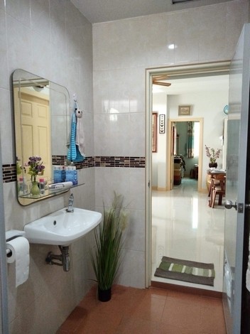 ขายบ้านเป็นบ้านโครงการ หมู่บ้านบรรยากาศดีมาก สงบ ไม่วุ่นวาย ใกล้ทะเล   หมู่บ้านล้อมรอบด้วยภูเขา อ.ปราณบุรี