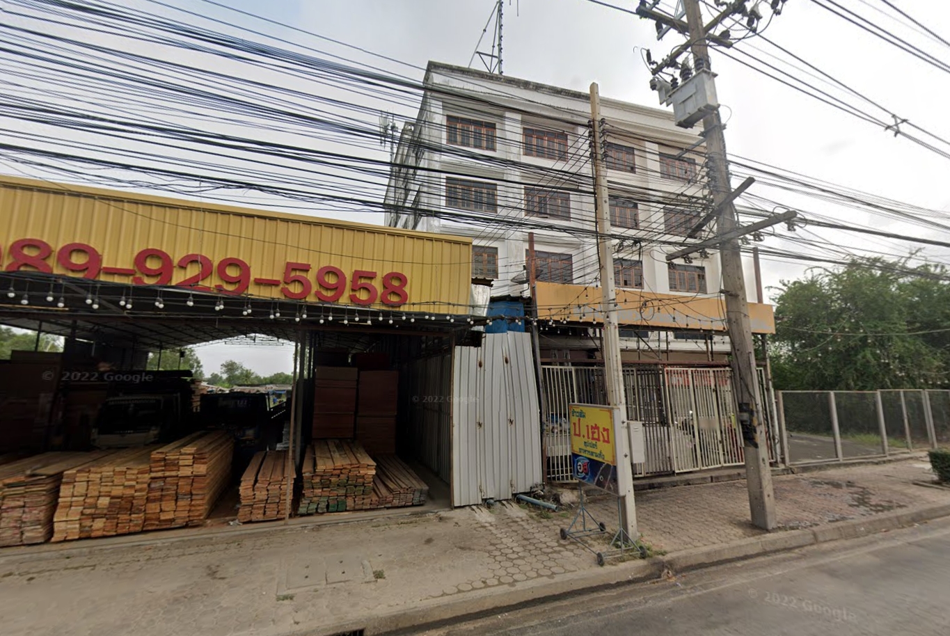 ขายที่ดินสวย แถมสิ่งปลูกสร้าง(โรงค้าไม้) ติดถนนลำลูกกา