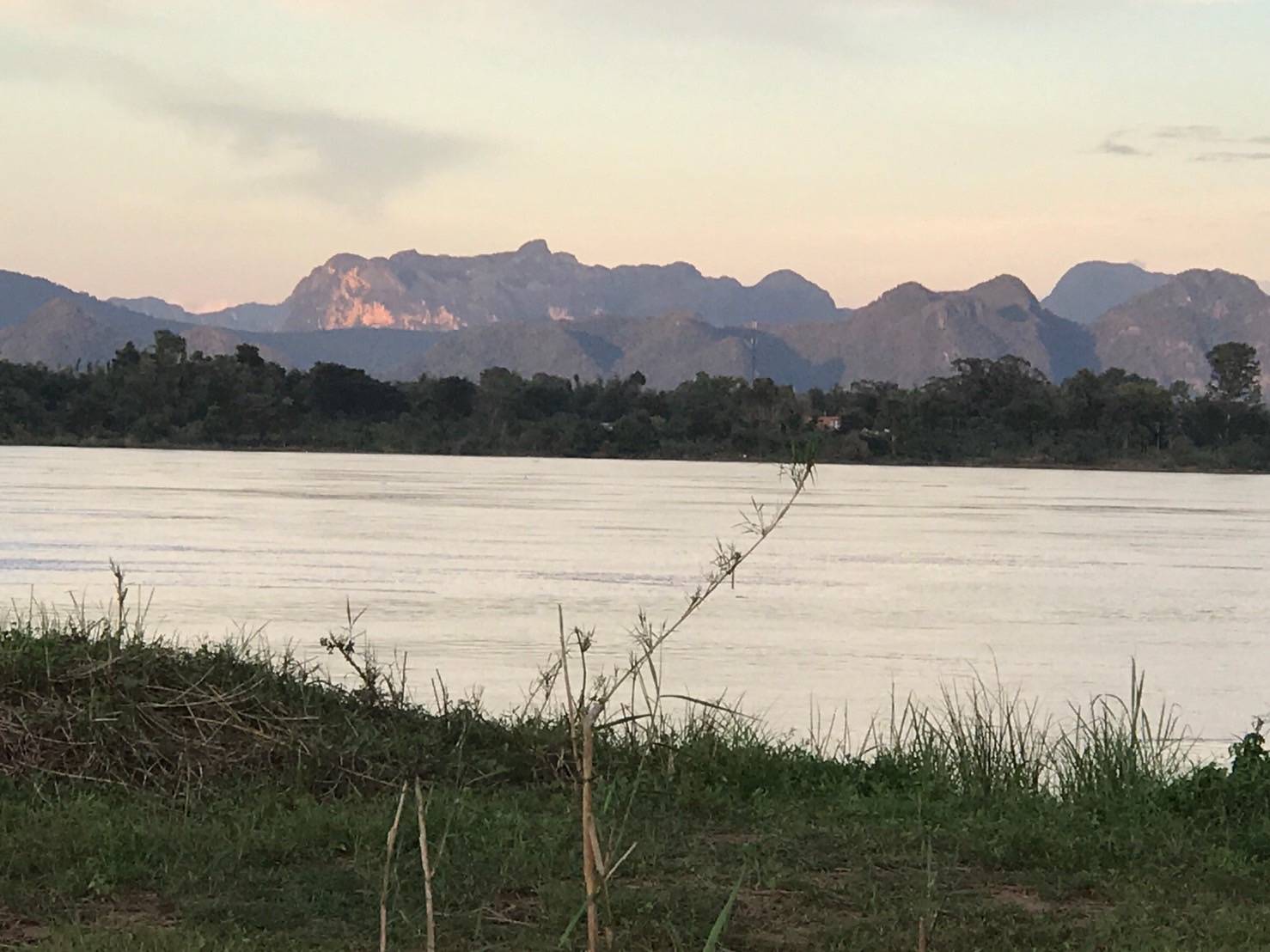 ขายที่ดินโฉนดริมแม่น้ำโขง อ.ท่าอุเทน จ.นครพนม 8ไร่86 ตรว.พร้อมบ้าน1หลัง วิวเทือกเขาลาว