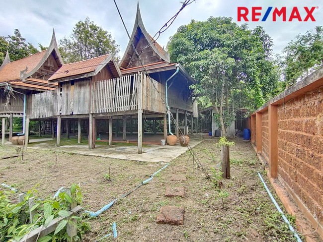 ขายที่ดินในหมู่บ้านออมไทย เนื้อที่ 417 ตารางวา ติดสำนักงานที่ดินสามพราน แถมบ้านเรือนไทย