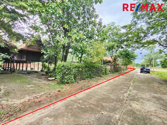 ขายที่ดินในหมู่บ้านออมไทย เนื้อที่ 417 ตารางวา ติดสำนักงานที่ดินสามพราน แถมบ้านเรือนไทย