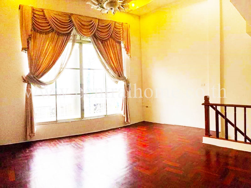 ทาวน์โฮม บ้านกลางเมือง ลาดพร้าว - โชคชัย 4 ขายพร้อมผู้เช่า