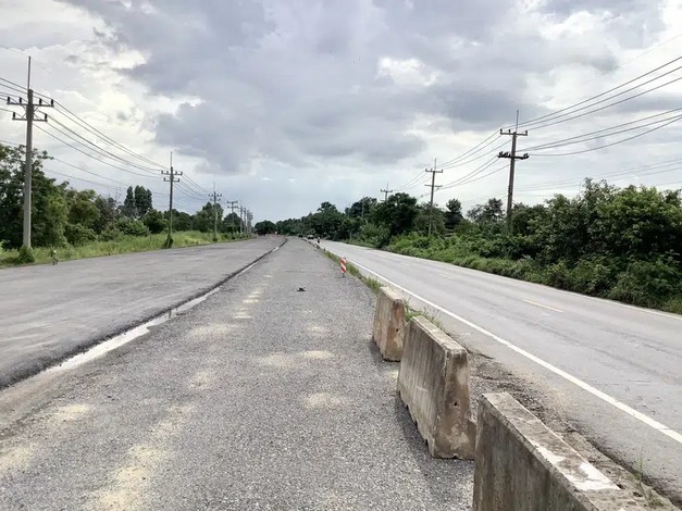 ขายที่ดิน ติดถนนใหญ่ ทำเลดี เส้นปราจีน-บ้านสร้าง ติดถนน 4 เลน
