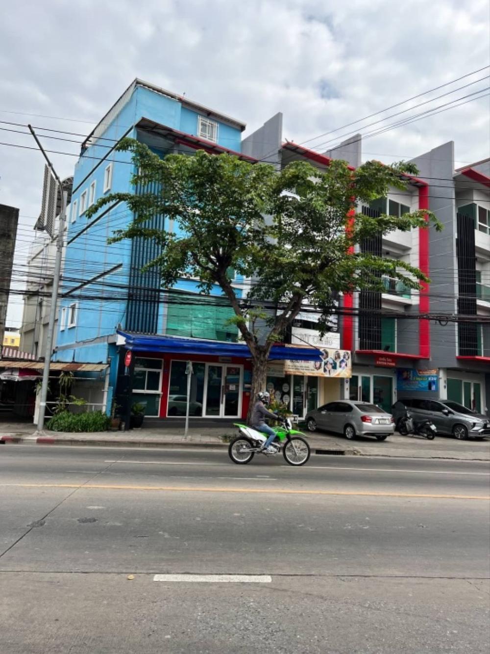 ขายอาคารพาณิชย์ รามอินทรา คู้บอน 3 ชั้นครึ่ง+ดาดฟ้า