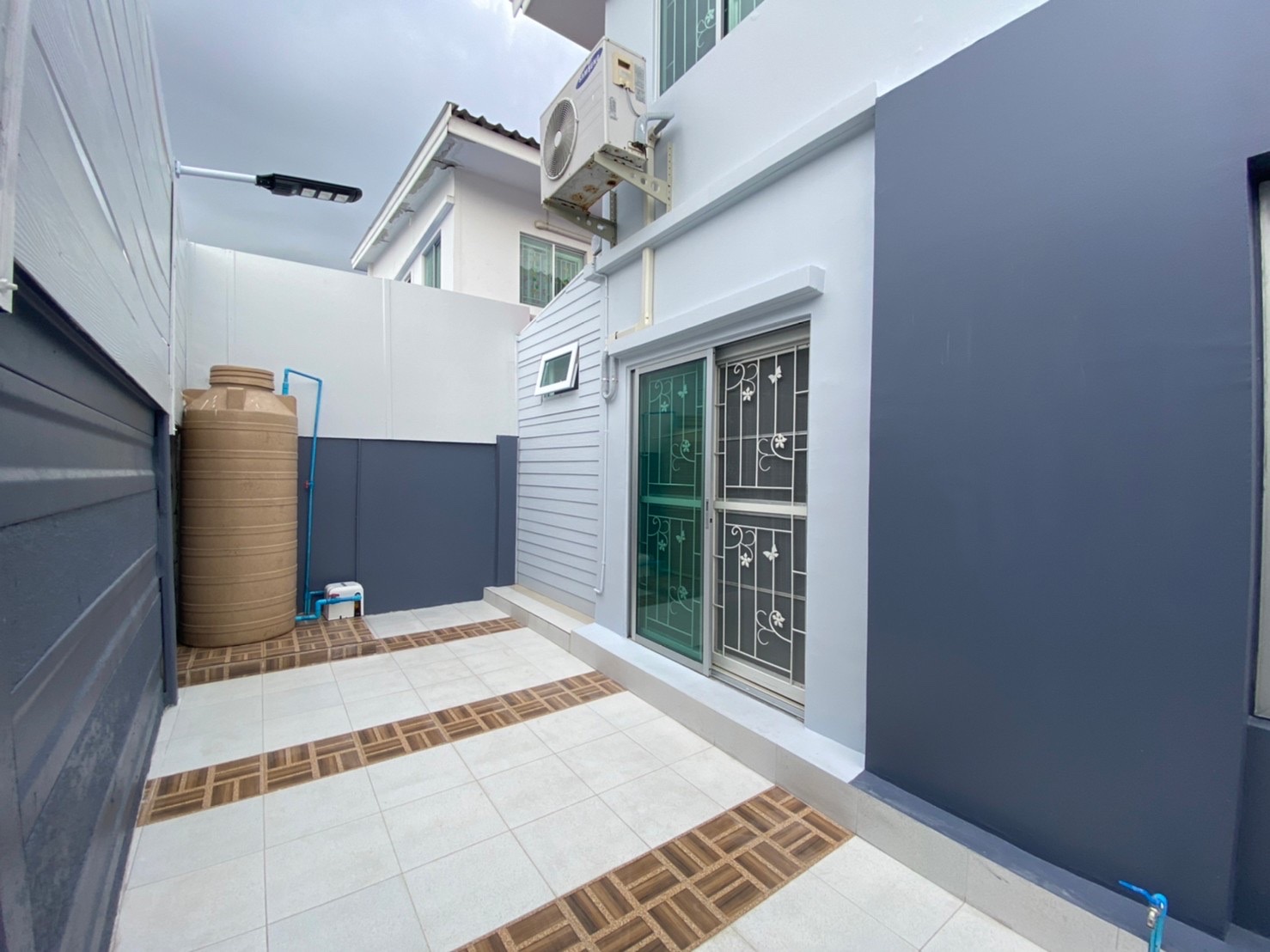 ขายถูก พฤกษา103 สำโรง-ปู่เจ้า บ้านมุม ตกแต่งสวย พร้อมอยู่  มีพื้นที่ด้านข้างเหลือๆ 