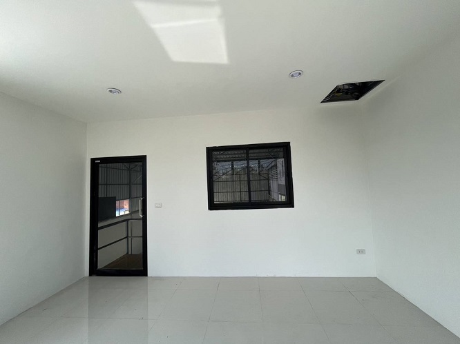 ขายหรือให้เช่าโกดัง พร้อมออฟฟิตชั้นล่าง​+ห้องพักชั้นลอย มีรั้วล้อมรอบส่วนตัว ในซอยวัดลาดปลาดุก นนทบุรี 