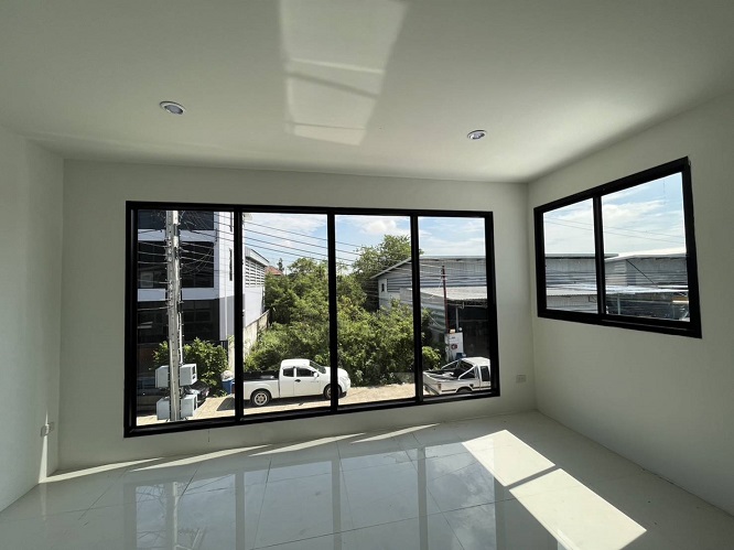 ขายหรือให้เช่าโกดัง พร้อมออฟฟิตชั้นล่าง​+ห้องพักชั้นลอย มีรั้วล้อมรอบส่วนตัว ในซอยวัดลาดปลาดุก นนทบุรี 