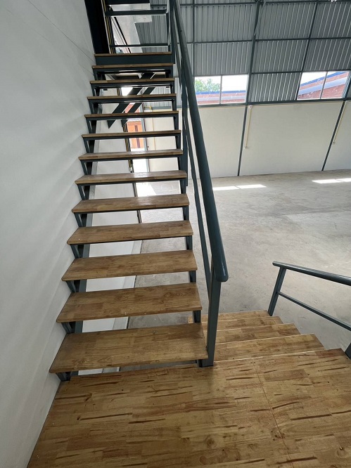 ขายหรือให้เช่าโกดัง พร้อมออฟฟิตชั้นล่าง​+ห้องพักชั้นลอย มีรั้วล้อมรอบส่วนตัว ในซอยวัดลาดปลาดุก นนทบุรี 