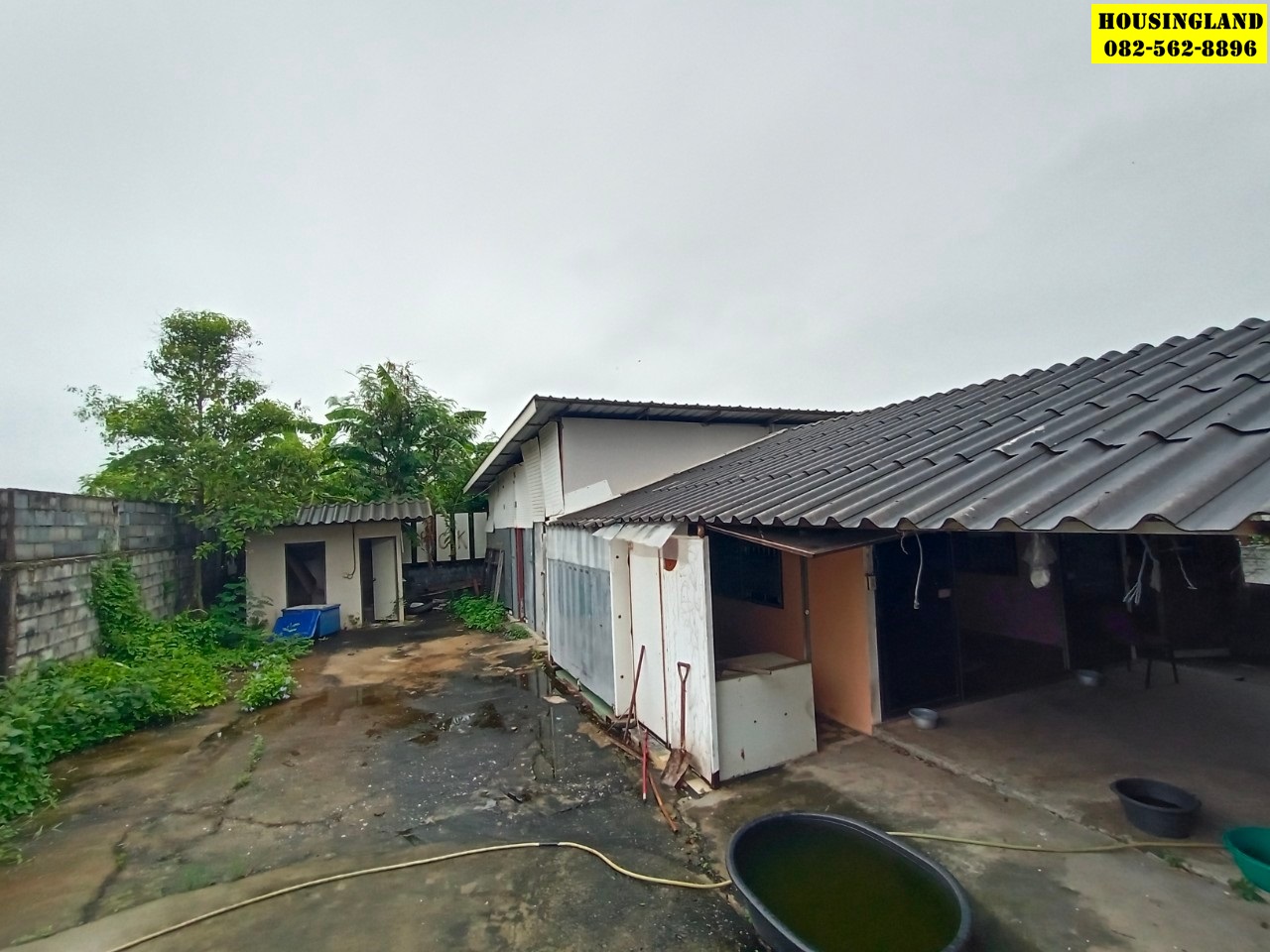 ขายที่ดินพร้อมโกดัง ในหมู่บ้านฉัตรหลวง ซอยราชอุทิศ -54  ถนนสุวินทวงศ์   แขวงแสนแสบ เขตมีนบุรี  กรุงเทพมหานคร  