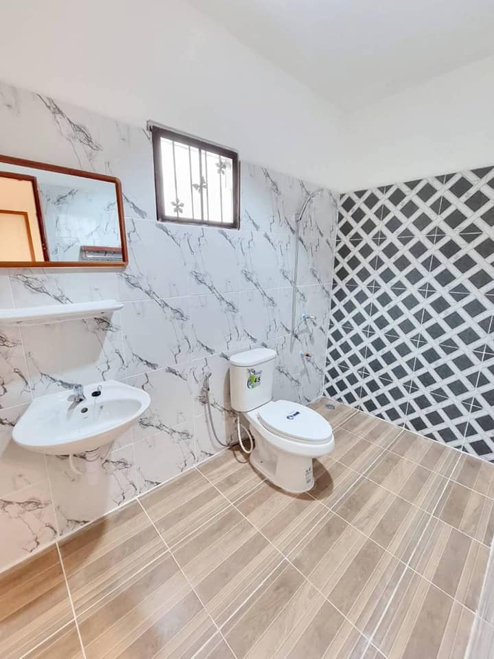 ขายบ้านแฝดหลังใหญ่ มีพื้นที่ด้านข้าง เลี้ยงสัตว์ได้ ทำเลดีเข้าออกได้ 2 ทาง