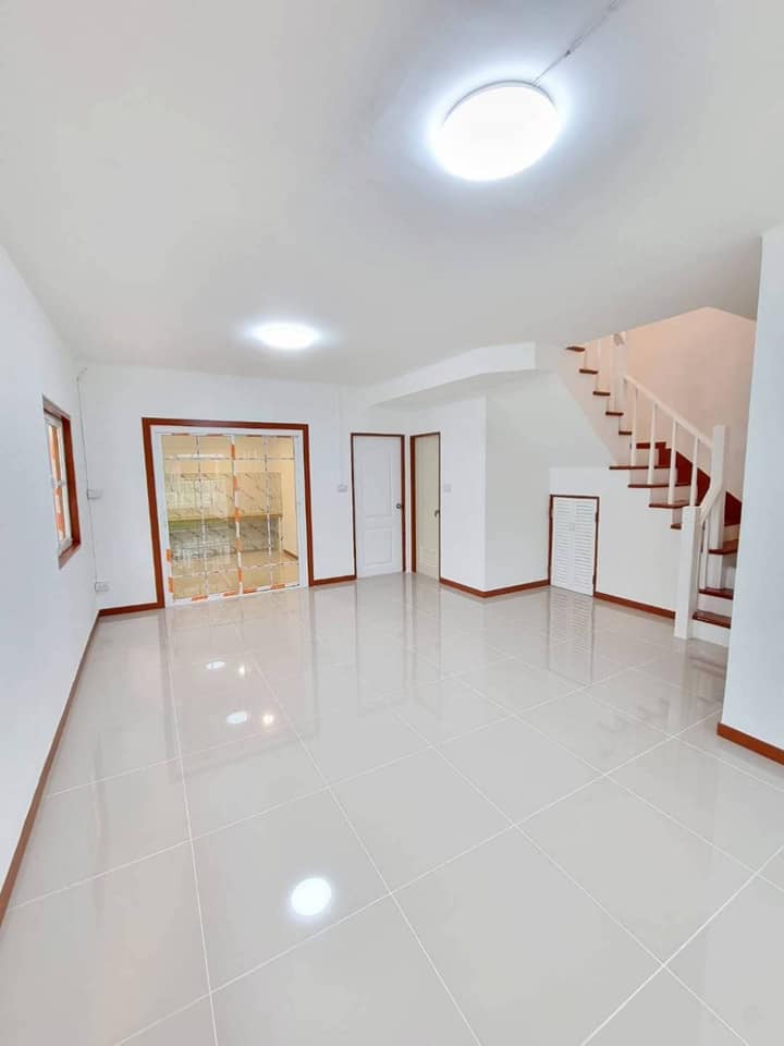 ขายบ้านแฝดหลังใหญ่ มีพื้นที่ด้านข้าง เลี้ยงสัตว์ได้ ทำเลดีเข้าออกได้ 2 ทาง