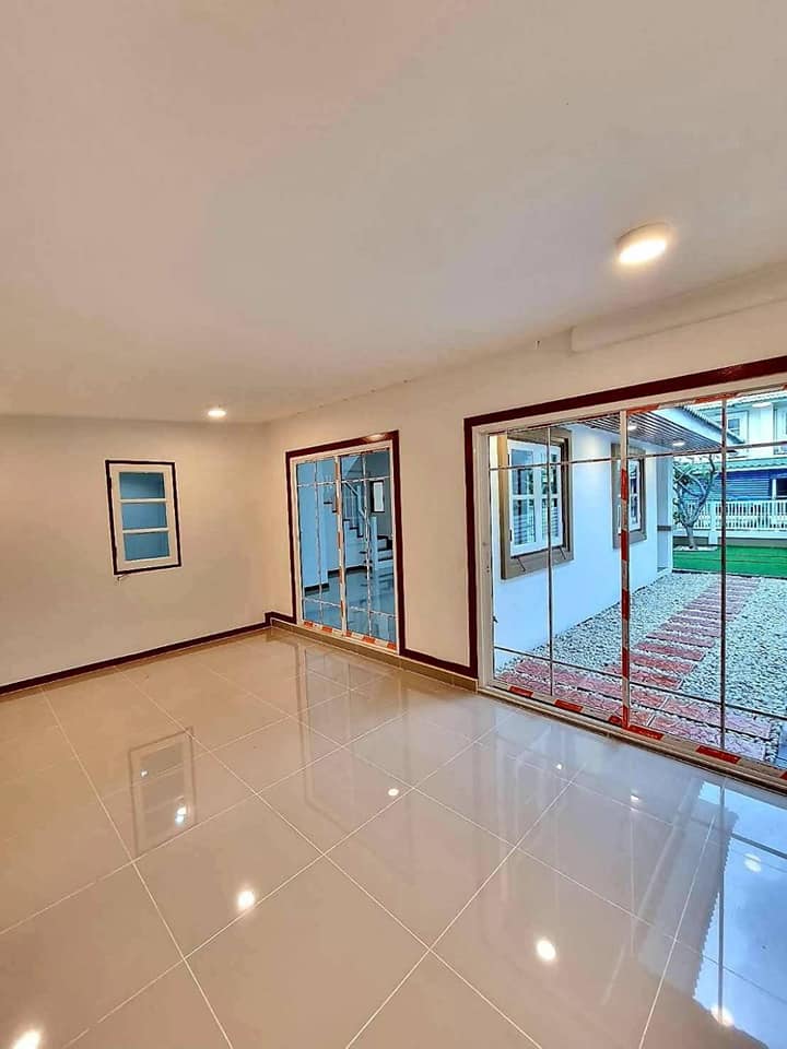 ขายบ้านแฝดหลังใหญ่ มีพื้นที่ด้านข้าง เลี้ยงสัตว์ได้ ทำเลดีเข้าออกได้ 2 ทาง