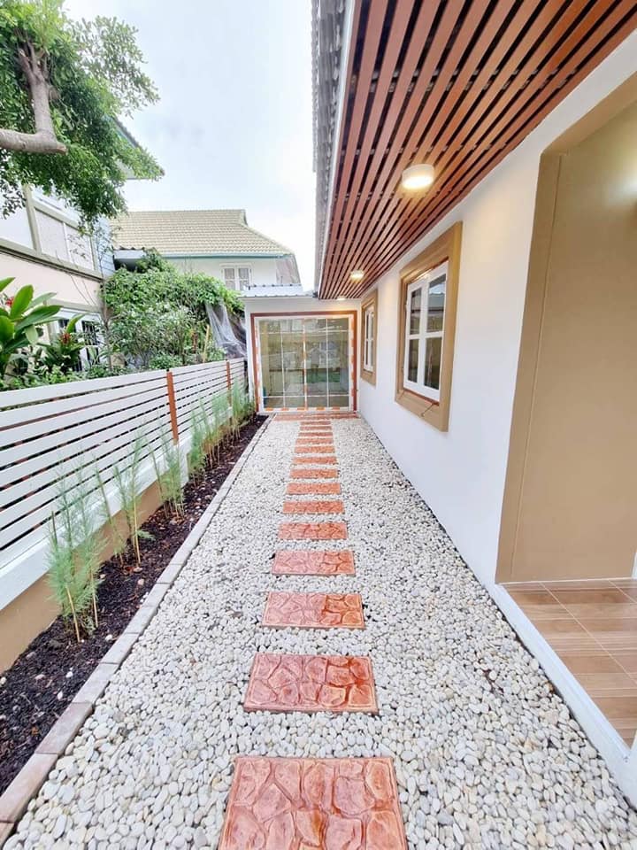 ขายบ้านแฝดหลังใหญ่ มีพื้นที่ด้านข้าง เลี้ยงสัตว์ได้ ทำเลดีเข้าออกได้ 2 ทาง