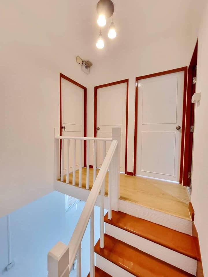 ขายบ้านแฝดหลังใหญ่ มีพื้นที่ด้านข้าง เลี้ยงสัตว์ได้ ทำเลดีเข้าออกได้ 2 ทาง