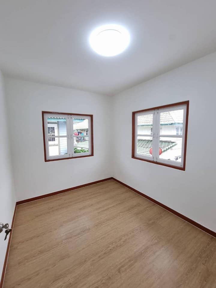 ขายบ้านแฝดหลังใหญ่ มีพื้นที่ด้านข้าง เลี้ยงสัตว์ได้ ทำเลดีเข้าออกได้ 2 ทาง