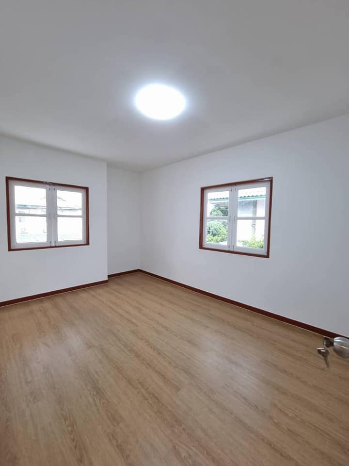 ขายบ้านแฝดหลังใหญ่ มีพื้นที่ด้านข้าง เลี้ยงสัตว์ได้ ทำเลดีเข้าออกได้ 2 ทาง