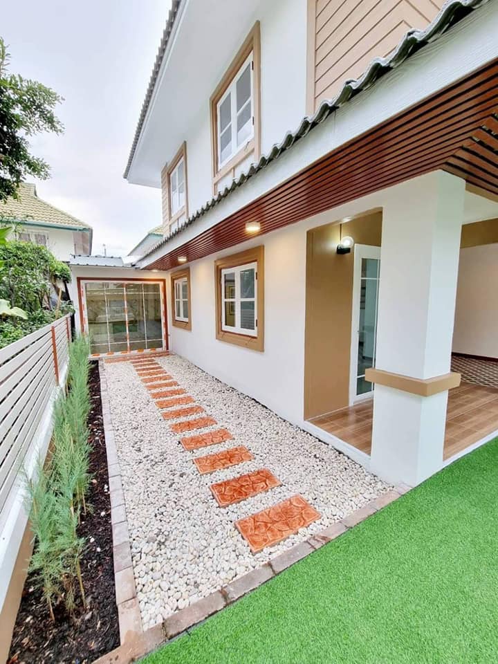 ขายบ้านแฝดหลังใหญ่ มีพื้นที่ด้านข้าง เลี้ยงสัตว์ได้ ทำเลดีเข้าออกได้ 2 ทาง